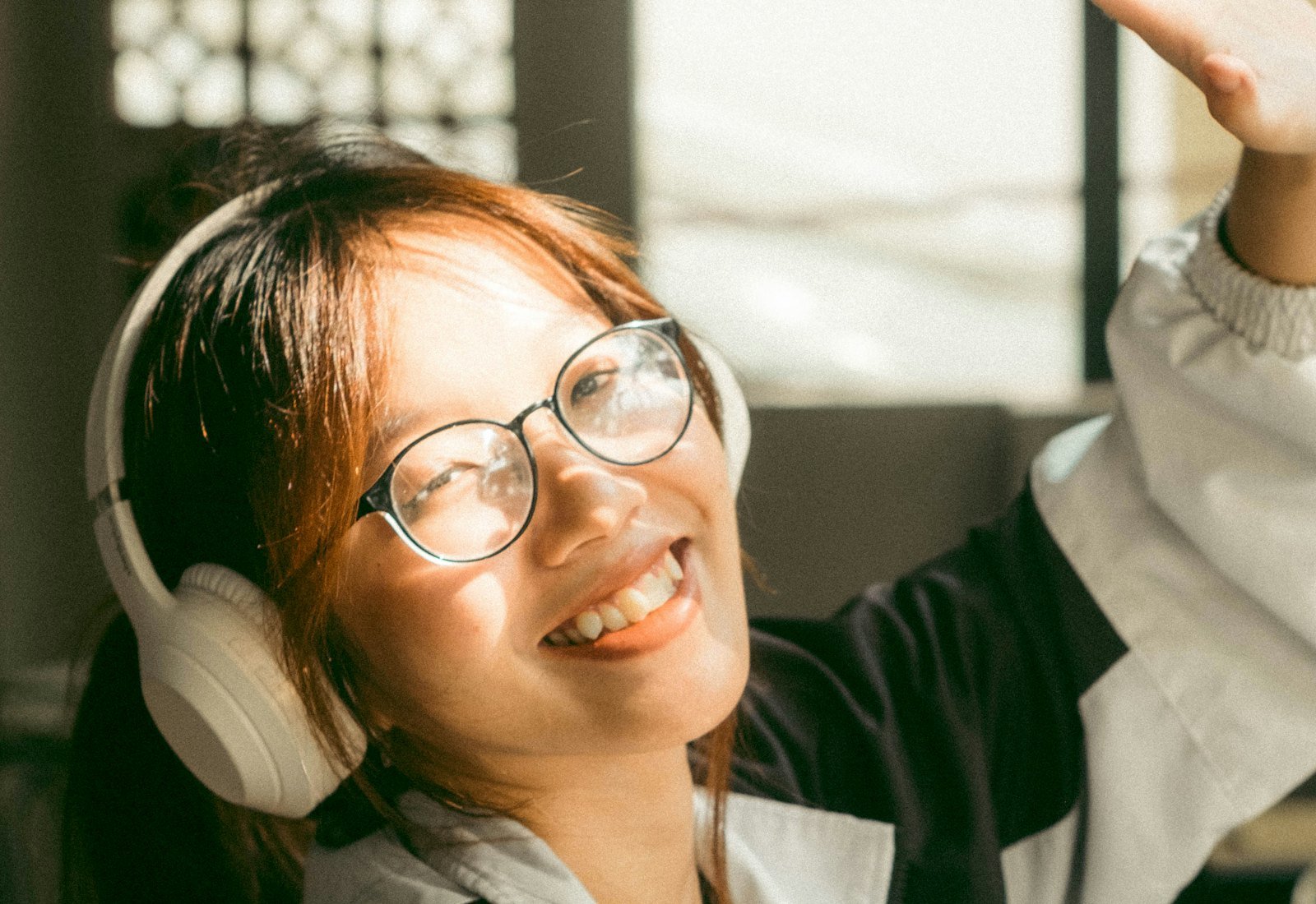 Support agent with headphones